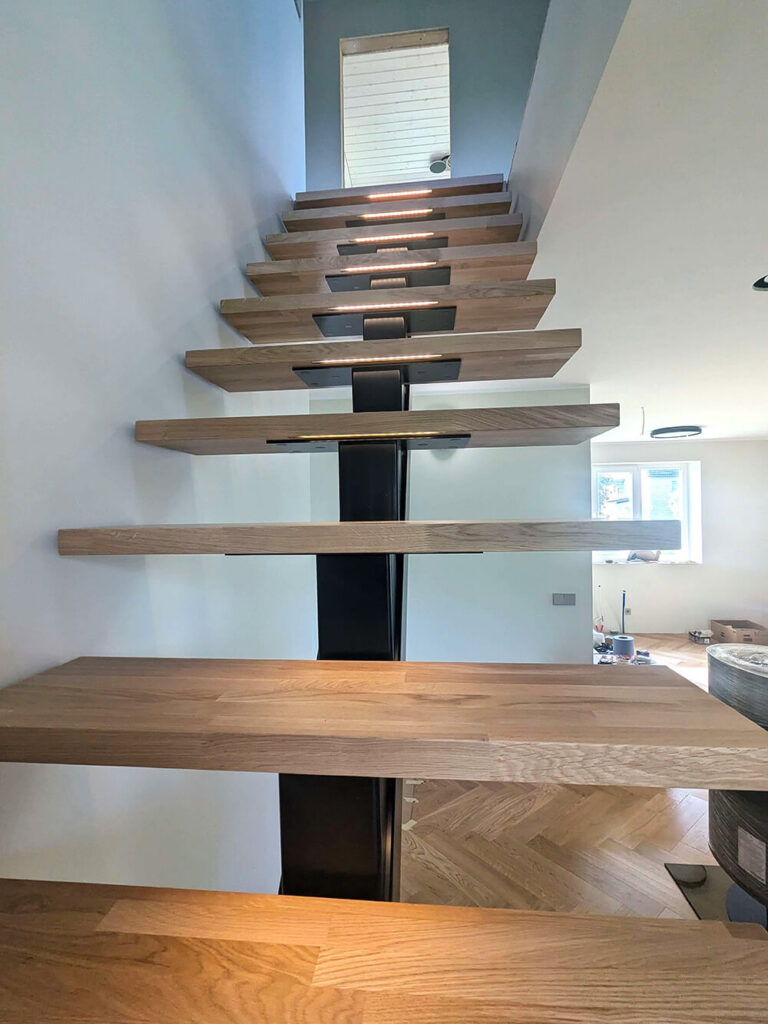 tuledega metallkarkassil trepp