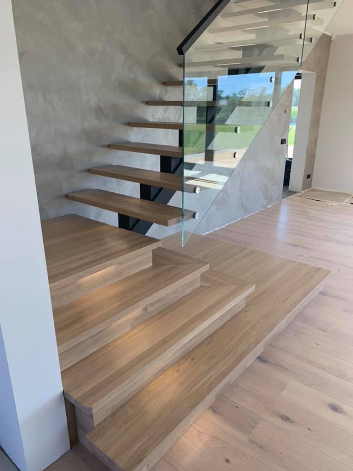 l-trepp, mis algab platvormiga