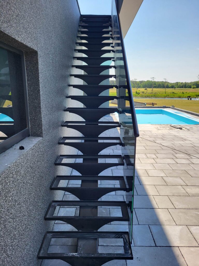 Kiviastmete raamidega välitrepp Kalakuningatele