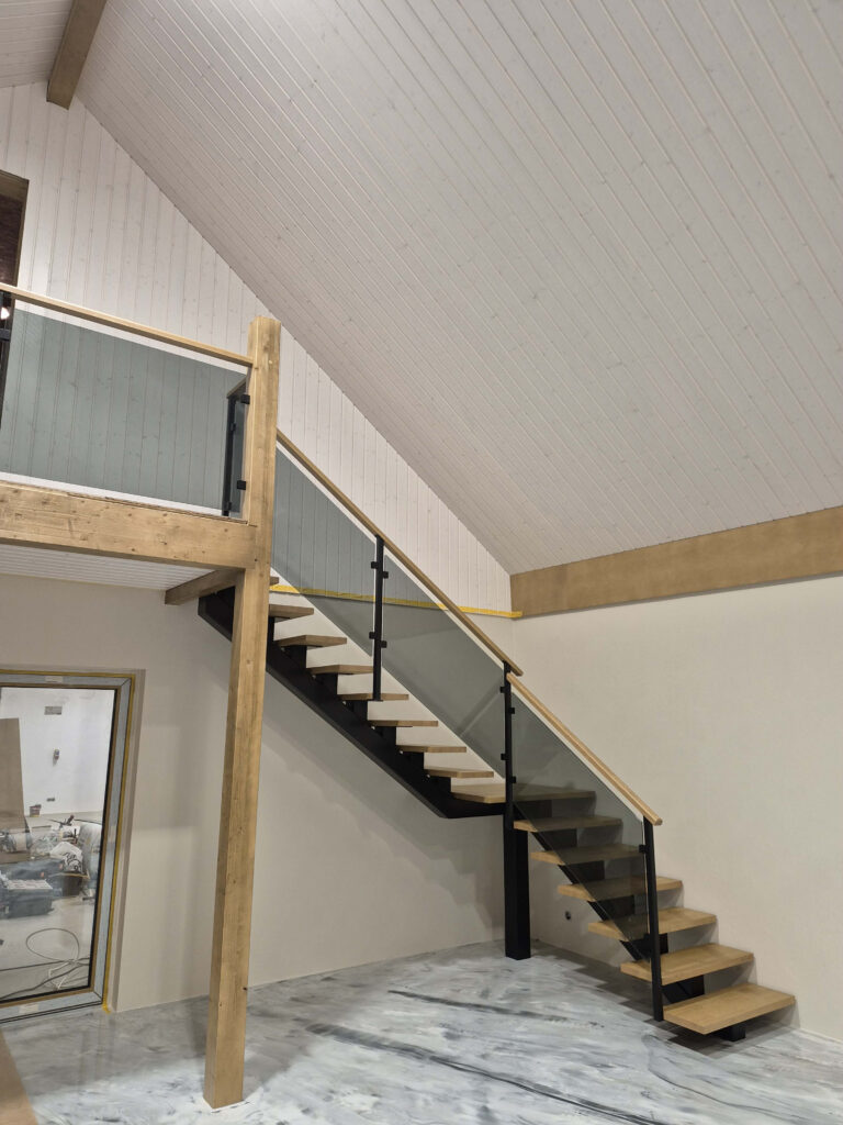 L-trepp klaasist piiretega