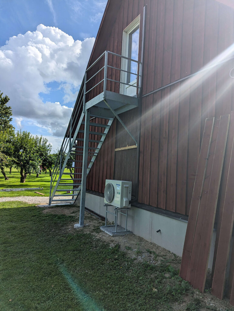 Metallist astmetega välitrepp eramajale