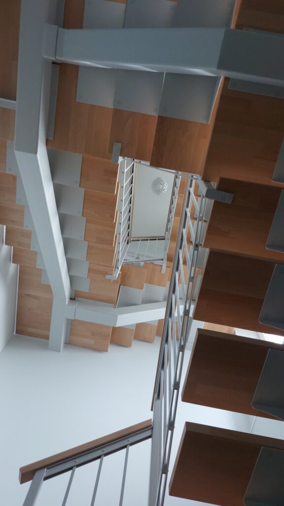 Vastupidav ja kindel metalltalal trepp