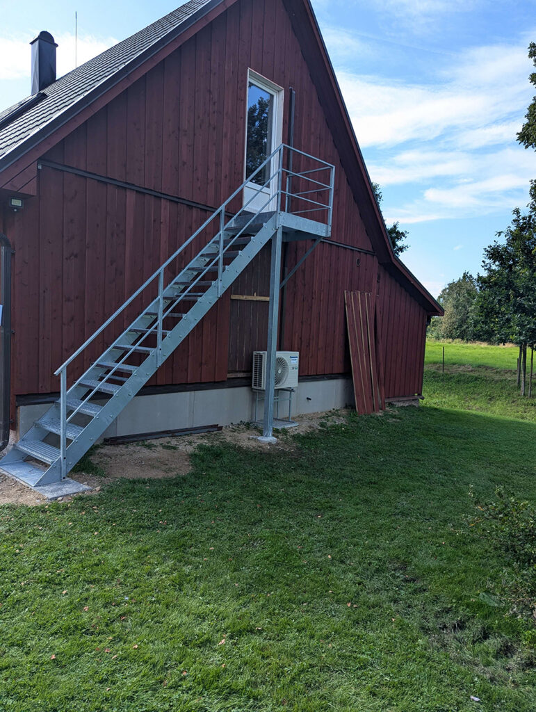 välitrepp piirdega eramajale