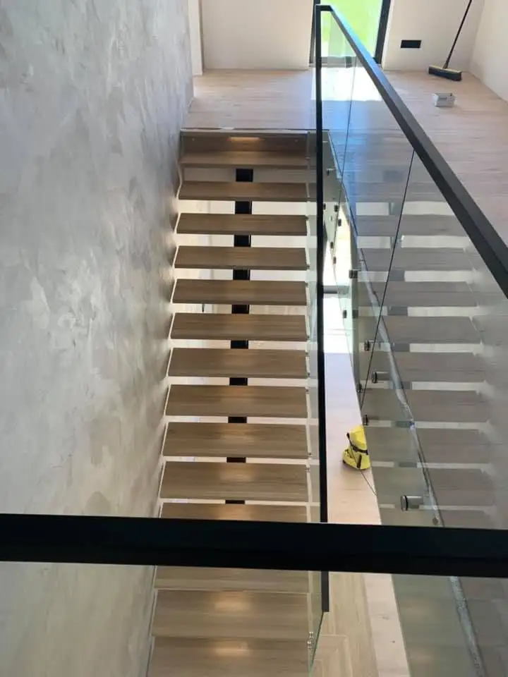 Suur klaasist piiretega trepp
